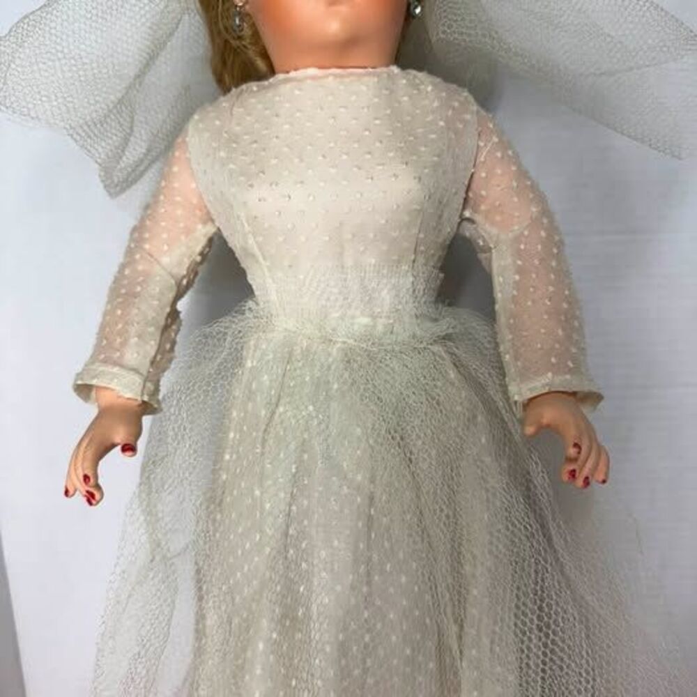 Vintage Bride Doll in White Lace Gown 1950s - Picture 3 of 10